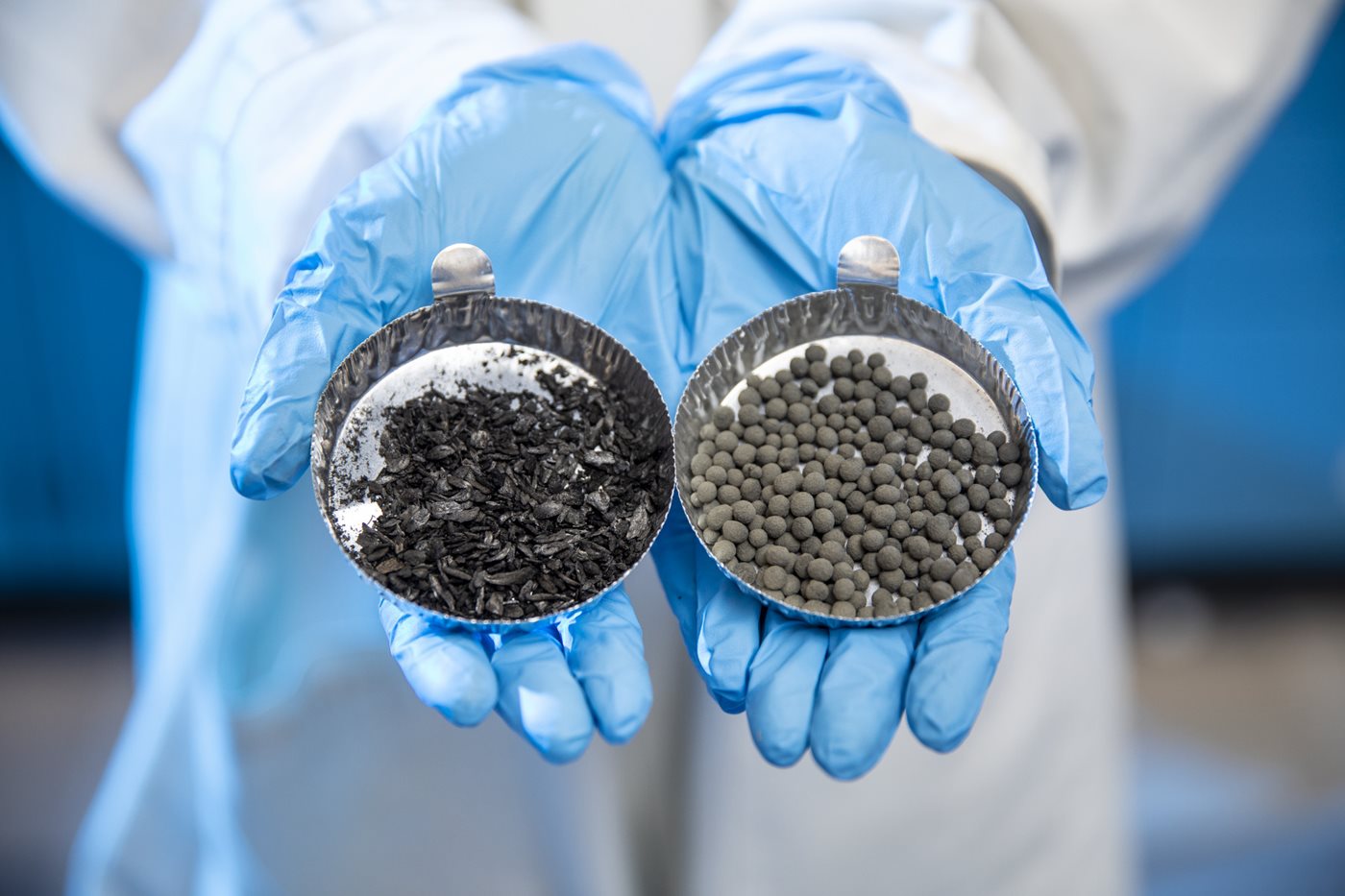 Transforming fly ash samples to pellets that absorb hydrogen sulphide.